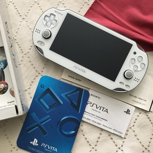 Assassin's Creed III Liberation PlayStation Vita Wi-Fi Bundle PS Vita 10… - Picture 7 of 16